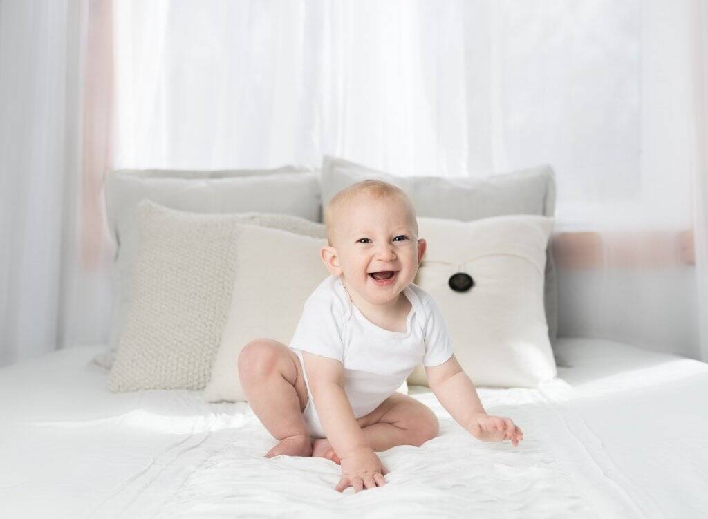 Baby auf Bett